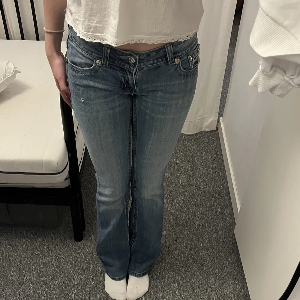 Snygga missme jeans i bootcut modell, de har hål orsakade av slitage längst ner vid hälen, men det går lätt att sy ihop med nål och tråd. Även vissa fläckar, också längst ner vid hälen, verkligen ingen man lägger märke till. Skriv gärna om ni har frågor ❣️. Jeans & Byxor.