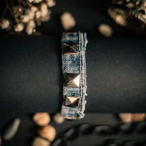 Mathilda bracelet  - Säljer detta super fina jeansarmbandet med niar.Detta armbandet är handgjort och kostar 70kr. Hör av er om ni har frågor eller är intresserade.