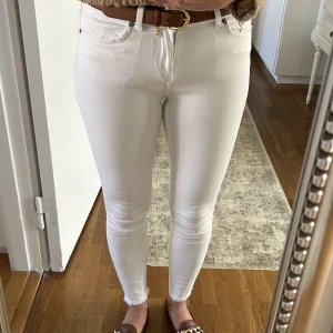 Pieces jeans - Fina jeans. Tyvärr så har den inte kommit till så stor användning för mig och hoppas att den får en ny ägare.  Kommer ifrån ett rök och djurfritt hem! Har du fler frågor så kontakta gärna mig. Se mina övriga annonser! ❤️