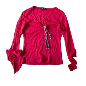 Röd topp - stretchig 70tals liknande topp med detaljer!