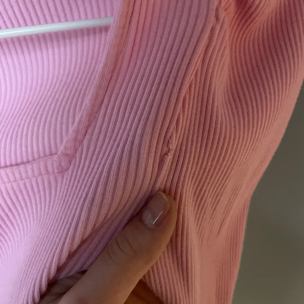 Fin rosa tröja, ett ytterst liten defekt som syns på bild 3.. Toppar.