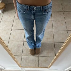 Stradivarius jeans - Väldigt fint skick! Lågmidjade🫶🏼 jag är 180 ish (för referens:)