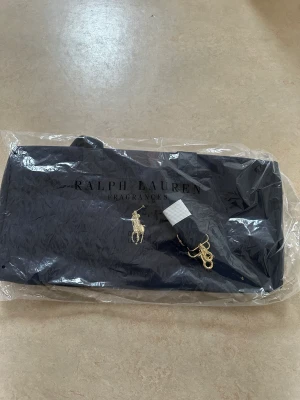 Ralph lauren Polo väska  - Säljer oanvänd Ralph väska  Kostar 1999kr Finns kvitto   
