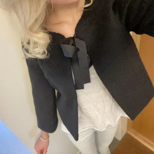 Kofta  - Helt underbar glittrig kofta från vero moda med trekvartsärmar❤️ aldrig använd 