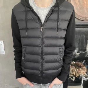 Polo Ralph Lauren cardigan  - Fet cardigan från Ralph Lauren i storlek M men passar större. Bra skick utan skador eller likande. Nypris 2700 