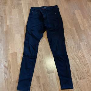 Svarta skinny jeans från Crocker i modell 211 Stretchiga Normala i midjan. 