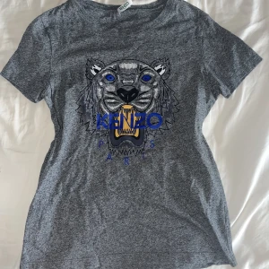 Kenzo T-shirt - En kenzo T-shirt i mycket fint skick. Inga defekter och så gott som ny. Skicka privat för fler bilder💗