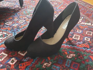 Pums - Pums vox aldrig använda storlek 39 i mocka  Lite platå fram