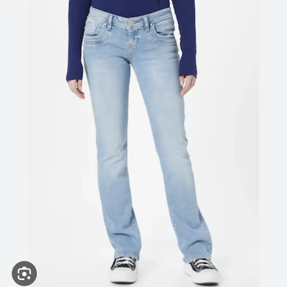 Säljer dessa ltb jeans i modellen valerie i en skit snygg ljusblå färg! Toppen skick! Storlek 26/30🫶🏻skriv gärna frågor om ni har några!🫶🏻passar mig perfekt i längden som är ca 166cm. Jeans & Byxor.
