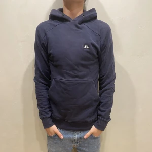 Hoddie J.Lindeberg  - Hej! Säljer nu min tröja från märket J.Lindeberg storlek XS i fint skick. Modellen på bilden är 180cm lång och väger 80kg. Tveka inte på att höra av dig om du har några frågor eller funderingar kring varan!