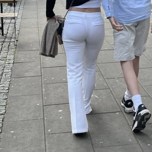 Vera kostymbyxa från bikbok - Kostymbyxor i modellen vera från bikbok! De är vita, har man svart under så syns de igenom litegrann (som på bilden) annars har jag inte upplevt de som genomskinliga!❤️har även sytt ihop slitsen så de är som ett par vanliga bootcut kostymbyxor! 