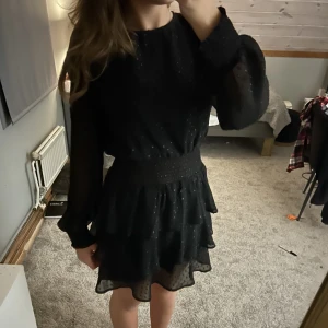 Klänning - Denna extremt gulliga och fina klänningen! Kommer inte till användning då jag inte haft något tillfälle att använda denna. Super snygg och väldigt bra skick. 💗Perfekt till nyår! 