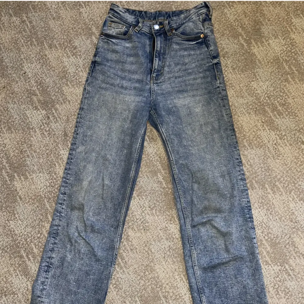 Mid/high waist jeans från monki, dom är använda men i bra skick och sömmarna längst ner är uppsprättade. Jeans & Byxor.