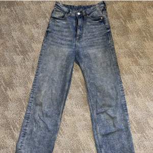 Mid/high waist jeans från monki, dom är använda men i bra skick och sömmarna längst ner är uppsprättade