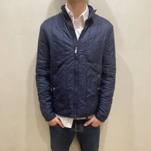 Jacka Dobber  - Hej! Säljer nu min jacka från märket Dobber storlek S i fint skick. Modellen på bilden är 180cm lång och väger 80kg. Tveka inte på att höra av dig om du har några frågor eller funderingar kring varan!