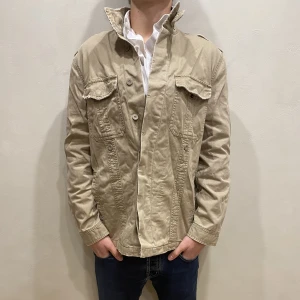 Overshirt Topman  - Hej! Säljer nu min jacka från märket Topman storlek M i fint skick. Modellen på bilden är 180cm lång och väger 80kg. Tveka inte på att höra av dig om du har några frågor eller funderingar kring varan!