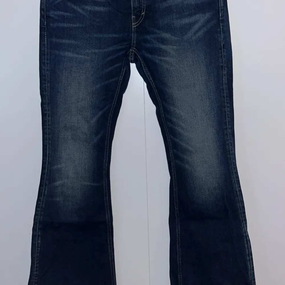 Skit snygga blå utsvängda lågmidjade jeans från weekday. Säljer då dom inte kommer till användning. Modell flame . Jeans & Byxor.