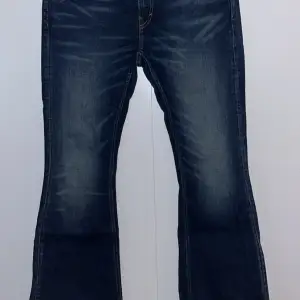 Skit snygga blå utsvängda lågmidjade jeans från weekday. Säljer då dom inte kommer till användning. Modell flame 