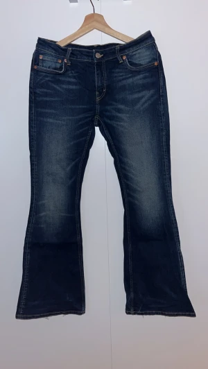 Blå utsvängda jeans  - Skit snygga blå utsvängda lågmidjade jeans från weekday. Säljer då dom inte kommer till användning. Modell flame 