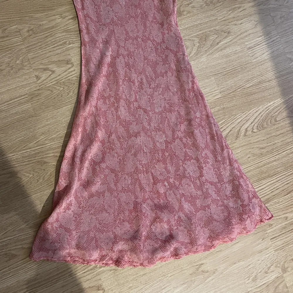 röd/rosa lite mönstrad klänning i storlek 38. använd ett fåtal gånger. bra skick!. Klänningar.