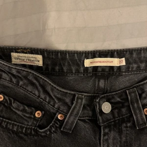 Noughties bootcut Levi’s jeans. - Säljer dessa lågmidjade Levis jeans som jag bara har använt en gång och har inga defekter alls. De är super snygga i bakfickorna, men tyvärr är de inte riktigt min stil💕 Köpta för 1100kr. Pris kan diskuteras!