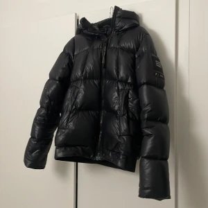 Peak performance vinterjacka - Super snygg och trendig jacka ❤️ Används inte mer då jag köpte en annan. (Defekter finns så kom privat för de) Finns fler bilder de e bara att höra av sig❤️