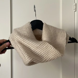 Halsduk  - En stickad halsduk/ krage vet inte helt vad det kallas när den bara är att dra på! Den är inte tight när man tar på den