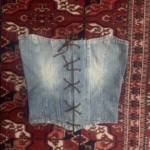 Y2k korsett - Ljuset ger lite orättvisa till jeansfärgen.