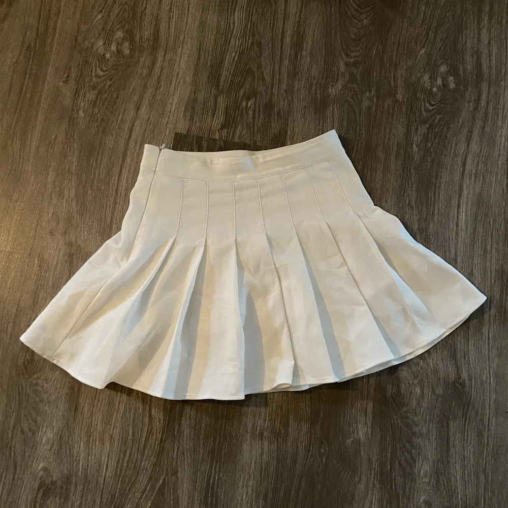 Vit, kort kjol från Shein. Storlek S. Länge 40 cm.. Kjolar.