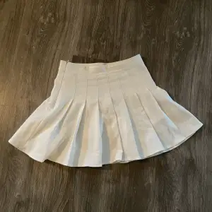 Vit, kort kjol från Shein. Storlek S. Länge 40 cm.