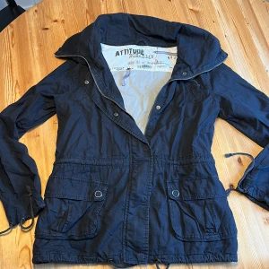 Jacka  - En jacka i bomull, färg svart.(attitude) Ser inget att anmärka.