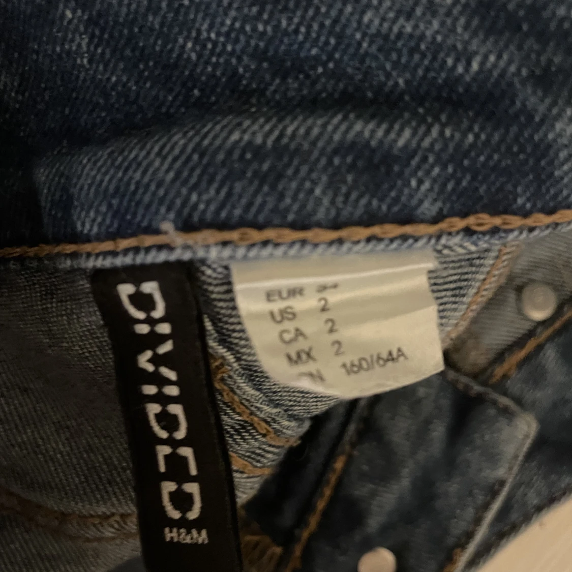 Ett par blåa skinny jeans - 91