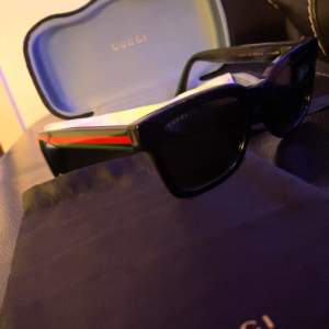 Gucci solglasögon medföljer fodral putsduk och dustbag 