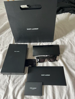 Ysl solglasögon  - Saint Laurent SL 276 MICA. Svart. Nypris: runt 3100kr  Använt 4-5 gånger och sparsamt, inga repor! I jättebra skick. Köptes på deras hemsida så allt medföljer.