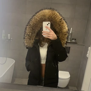 Cedrico vinterjacka - Säljer en cederico jacka som jag använt en vinter. Väldigt bra skick och super fin och varm. Äkta kanin och räv päls. Ordinarie pris 8500kr