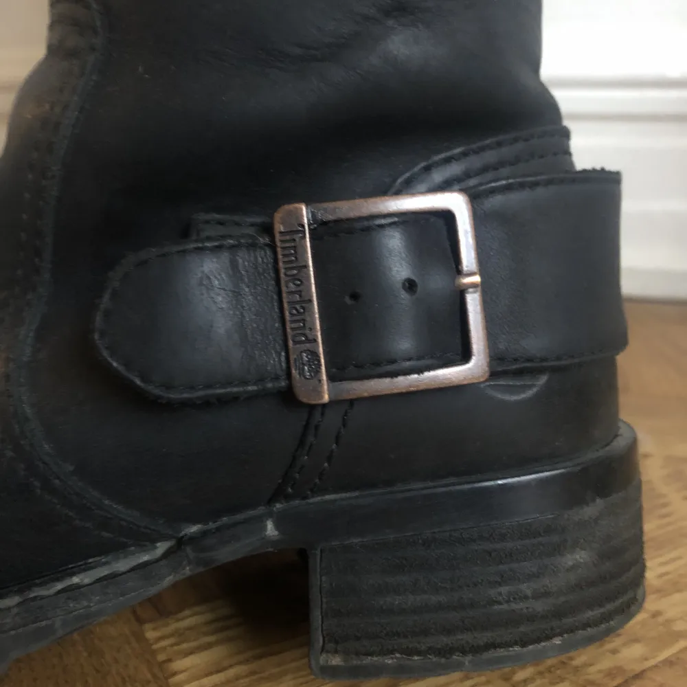 Jättefina biker aktiga boots från Timberland💋💋Köpta second hand men ändå bra skick, behöver tyvärr sälja då de inte passar mig‼️Pris kan diskuteras🙏. Skor.