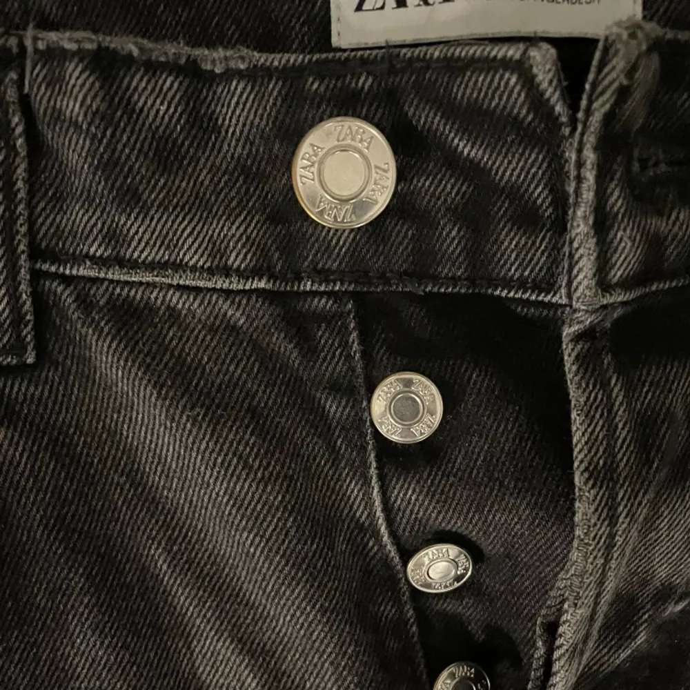 Så fina jeans från zara!! Mid:waist Strl 38 men sitter som 36. 🌟🌟💞💞 .  Nypris 499:- mitt pris 75kr. . Jeans & Byxor.