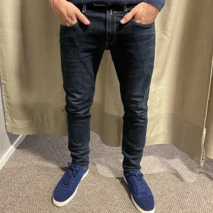 Replay Anbass - Replay | Modell ”Anbass” | Storlek 33/30 | Skick 10/10 | Modellen är 182cm och bär vanligtvis storlek 32/32!