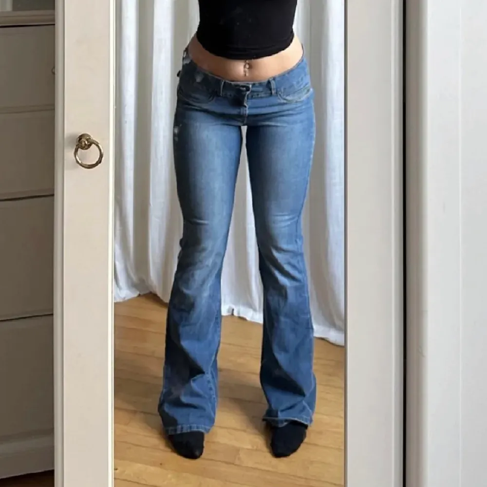 Såå snygga jeans som tyvär är för stora! Bra skick och är super sköna och passar speciellt vintern 💕💕  Midjan 78 och innerbenslängd 83😽 Tveka inte det minsta på att höra av dig ❤️. Jeans & Byxor.
