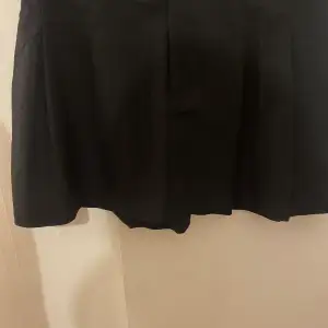 En svart kjol som endast används en gång! Den har knappar som man stänger den med 🌸