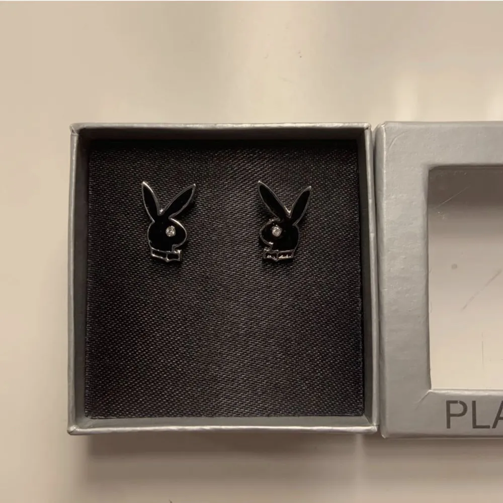 Säljer dessa snygga Playboy örhängen, aldrig använt. Accessoarer.