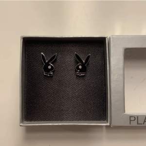 Säljer dessa snygga Playboy örhängen, aldrig använt