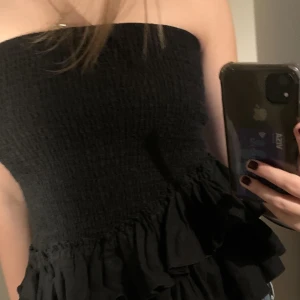 Topp/kjol - Svart volangkjol som är supersnygg som topp!💘