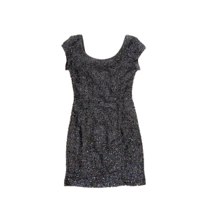 Paljettklänning  - Jätte fin festklänning fylld av paljetter!! Lite öppen i ryggen och sitter super fint. Den är i storlek 36💕