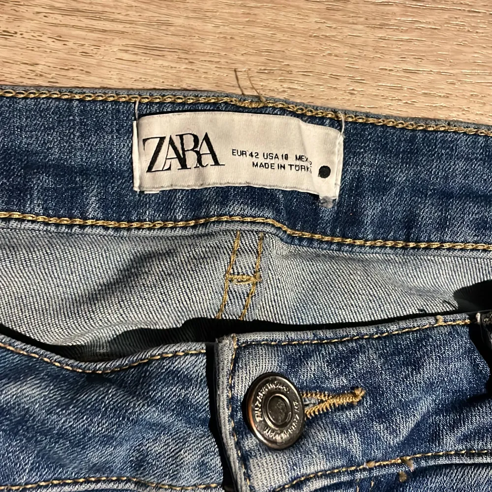 Säljer dessa jättefina lågmidjade bootcut jeans från Zara för att de har blivit för korta. Midja tvärs över: ca 39cm, innebenslängd: ca 80cm. Inga defekter💓 Skriv för frågor eller fler bilder💞. Jeans & Byxor.
