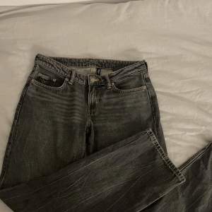 Snygga stentvättade lågmidjade jeans från weekday i modellen arrow, nästan inte använda och har inga defekter