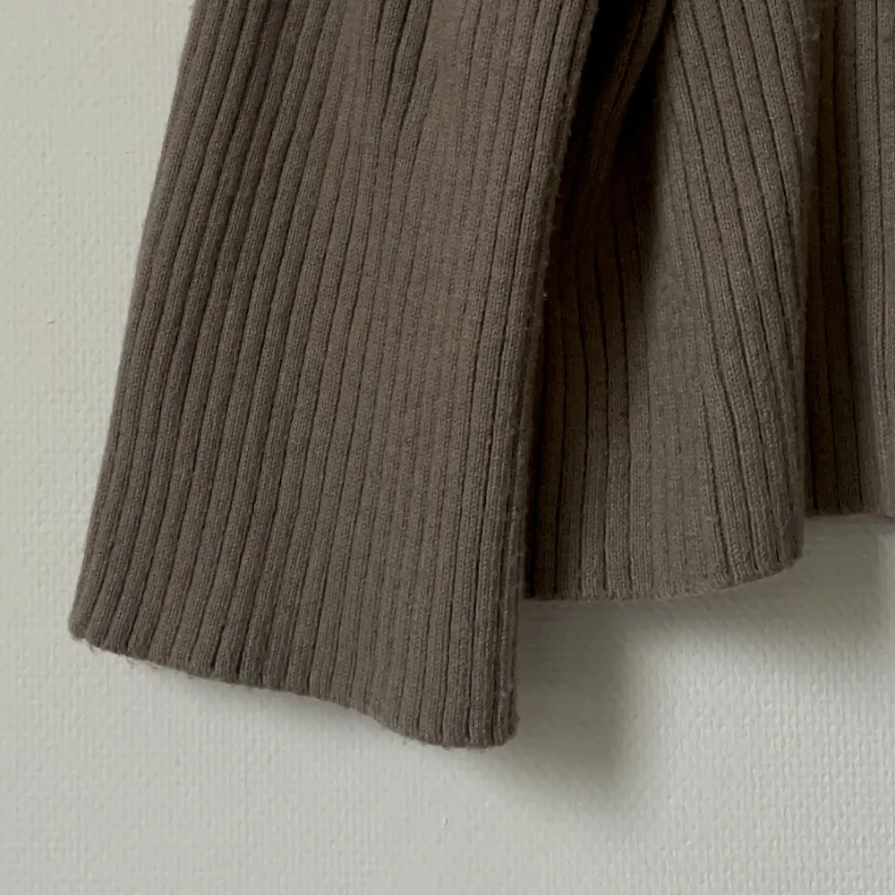 Så fin stickad tröja från H&M. Väldigt mjukt material i oversize modell. Vida ärmar med slit och häg hals. Fint skick!. Stickat.
