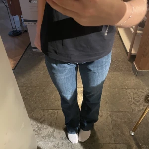 Replay jeans - Jag säljer mina jättefina lågmidjade replay jeans då de är för stora i midjan, tyvärr. Skriv om ni vill ha mått eller annan info💕💗