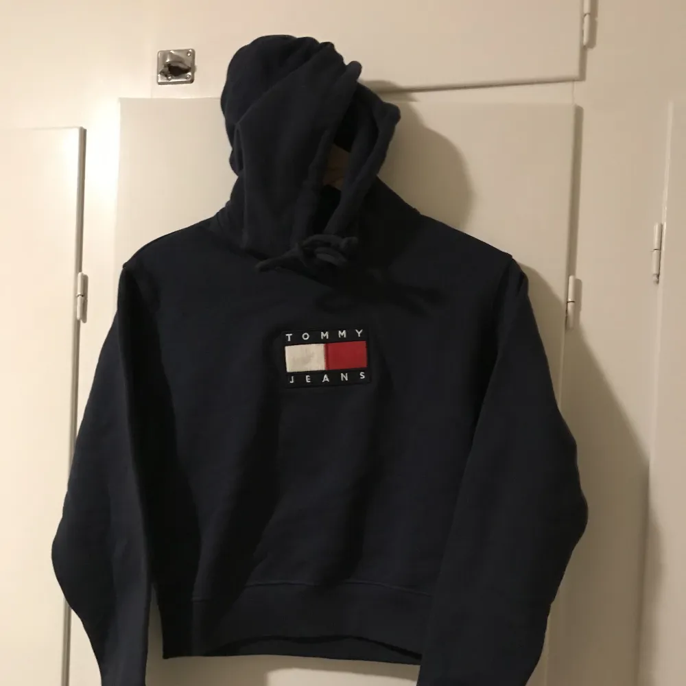 Skicket på den är jättebra säljer pga för liten. Hoodies.