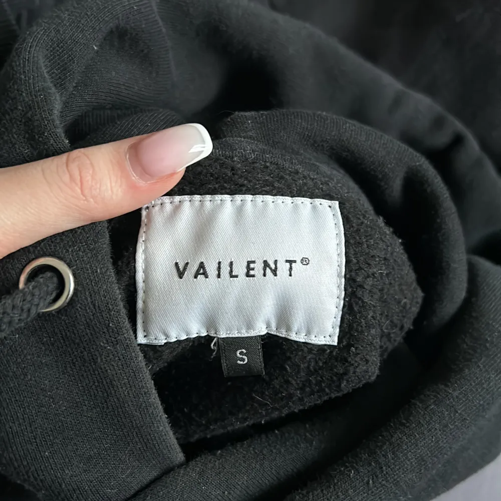Snygg svart hoodie från ”VAILENT”! Säljes då den inte kmr till någon användning längre😇, kom privat för fler bilder!. Hoodies.